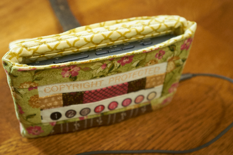 Cassette Pouch (Lysa Flower) MP3 case