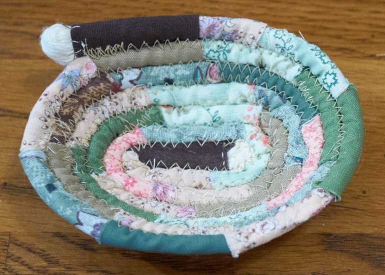<a href="https://www.thecrafties.com/2020/11/14/fabric-cord-bowl/">Fabric + Cord = Bowl</a>